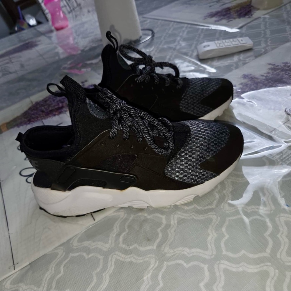 Nike Women's Black and Gray Sneakers